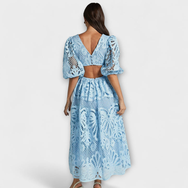 Vestido elegante con delicados detalles