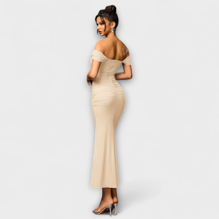 Ione - Vestido ajustado con hombros al descubierto y fruncido