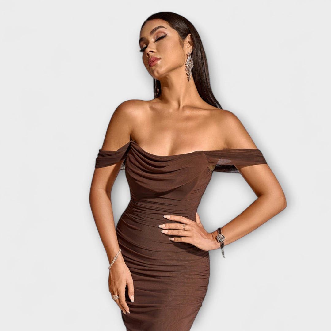 Ione - Vestido ajustado con hombros al descubierto y fruncido