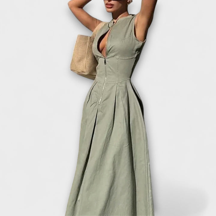 Vestido corto sin mangas con plisados y corte ajustado midi